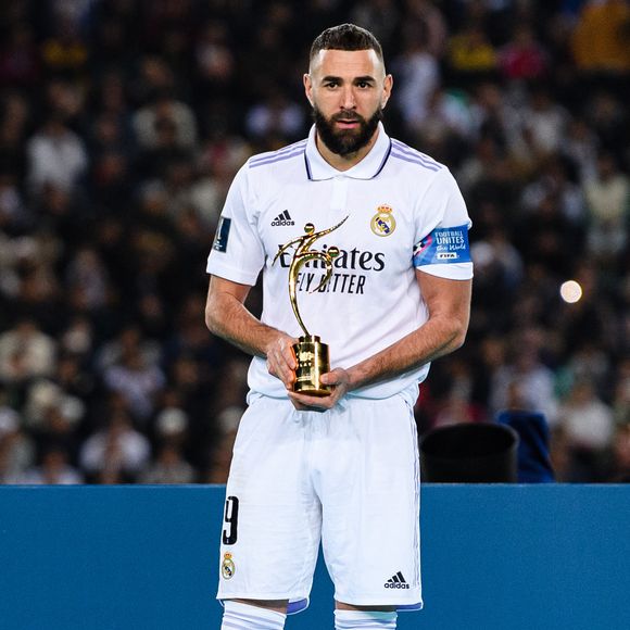 Karim Benzema du Real Madrid avec le trophée FIFA Fair Play lors de la coupe du monde des clubs opposant le Real Madrid au Al Hilal au stade Prince Moulay Abdellah à Rabat, Maroc, le 11 février 2023. Le Real a Gagné 5-3. © Marcio Machado/Zuma Press/Bestimage