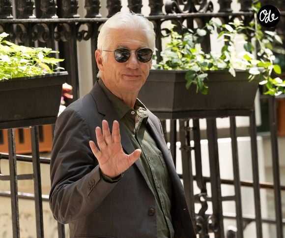 New York (New York) – Richard Gere et Diana Silvers ont été aperçus main dans la main alors qu'ils tournaient des scènes du prochain drame romantique « Asymmetry », dans lequel ils incarnent des amants cachés. Backgrid USA / Bestimage