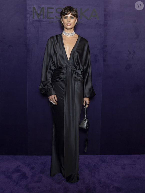 Taylor Hill au photocall du défilé Messika Collection Femme Prêt-à-Porter Printemps/Eté 2026 lors de la Fashion Week de Paris (PFW), au Musée des Arts décoratifs, à Paris, France, le 13 octobre 2025. © Olivier Borde/Bestimage