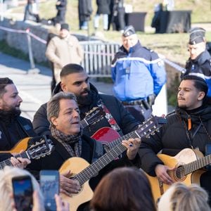 "Bravo, bravo pour ce que vous avez fait. C’est magnifique", aurait dit Nicolas-Jacques Charrier à Chico Bouchikhi.

Chico Bouchikhi Gipsy Kings lors de l'hommage public à Brigitte Bardot au Pré des Pêcheurs, dans le quartier de La Ponche à Saint-Tropez après les funérailles de Brigitte Bardot le 7 janvier 2026 à Saint-Tropez, France. Photo by Shootpix/ABACAPRESS.COM
