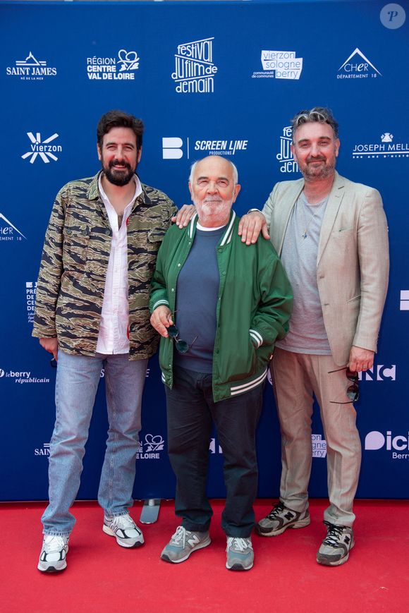 Maxime Gasteuil, Gérard Jugnot et Edouard Pluvieux assistent au photocall de Y'a Pas Photo lors du 4ème Festival de Vierzon Le Festival du Film de Demain à Vierzon, France le 08 juin 2025. Photo par Aurore Marechal/ABACAPRESS.COM