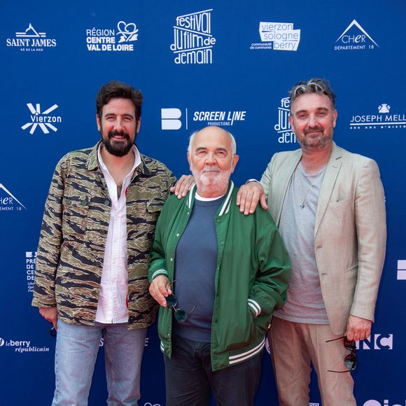 Maxime Gasteuil, Gérard Jugnot et Edouard Pluvieux assistent au photocall de Y'a Pas Photo lors du 4ème Festival de Vierzon Le Festival du Film de Demain à Vierzon, France le 08 juin 2025. Photo par Aurore Marechal/ABACAPRESS.COM