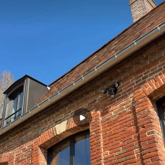 L'artiste a expliqué avoir choisi cette astuce esthétique pour créer une ambiance lounge et chaleureuse lors de ses soirées entre amis.

M. Pokora ouvre les portes de sa maison de campagne.