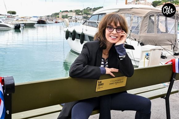Anne Parillaud inaugure son banc dans le cadre du "1er Festival du Film Français - Plans séquences" de Cassis, le 17 octobre 2026. 
© Bebert / Bestimage