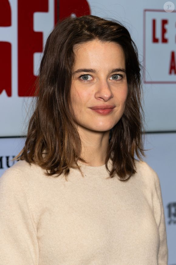 Leur rencontre remonte aux bancs de la Comédie-Française : elle y entra en 2015, trois ans après son chéri Benjamin Lavernhe. 

Rebecca Marder à l'avant-première du film "L’étranger"  à l’UGC Ciné Cité Les Halles à Paris le 28 octobre 2025.
© Julien Sarkissian / Bestimage