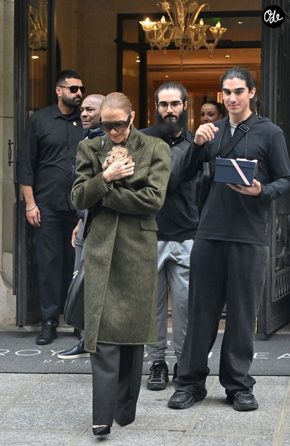 Céline Dion, accompagnée de ses fils Eddy et Nelson Angelil, quitte le palace Royal Monceau à La Plenitude Arena à Paris, après 16 concerts en cinq semaines devant près de 500.000 personnes, le 19 octobre 2026. 
© Christian Liewig / Bestimage
