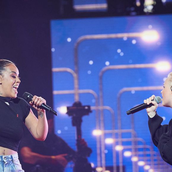 Exclusif - Amel Bent et Emma Peters lors de l’enregistrement de l’émission “Les stars s’unissent pour le Sidaction” au théâtre Marigny à Paris, France, le 11 mars 2025. L’émission sera diffusée en prime le 22 mars sur France 2. © Guirec-Moreau/ Bestimage