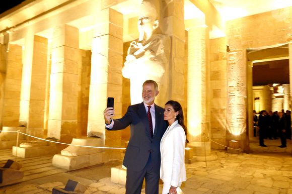 L'épouse du roi Felipe a pour habitude de s'habiller avec une marque aux prix très abordables. 

Le roi Felipe VI d'Espagne et la reine Letizia inaugurent le nouvel éclairage du temple d'Hatchepsout à Louxor lors d'une visite d'État de trois jours en Égypte. © Pool / Bestimage