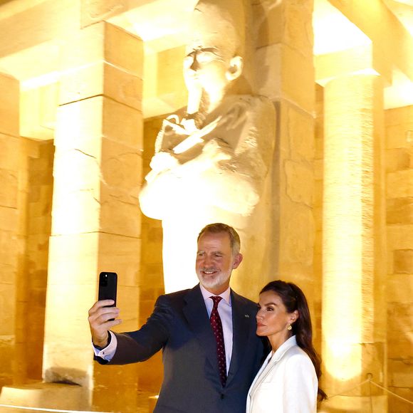 L'épouse du roi Felipe a pour habitude de s'habiller avec une marque aux prix très abordables. 

Le roi Felipe VI d'Espagne et la reine Letizia inaugurent le nouvel éclairage du temple d'Hatchepsout à Louxor lors d'une visite d'État de trois jours en Égypte. © Pool / Bestimage