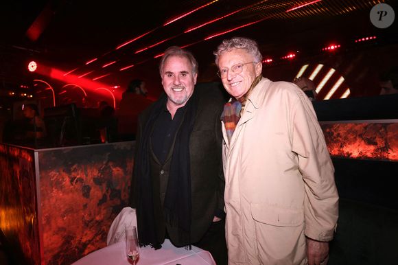 Nelson Monfort et Philippe Risoli à la 150 ème du spectacle "Tombé du ciel" de Jeanfi Janssens à la Comédie des Champs Elysées à Paris le 13 février 2025. Spectacle suivi d'une réception Restaurant Manko. © Cédric Perrin / Bestimage