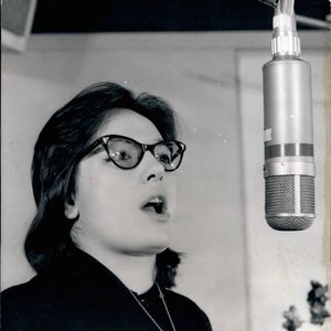2 février 1961 - Nana Mouskouri chantant pour la première fois une chanson en français qui a fait un tabac à Paris.  ( Keystone Press Agency/ZUMA Press Wire)
