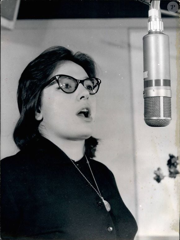 2 février 1961 - Nana Mouskouri chantant pour la première fois une chanson en français qui a fait un tabac à Paris. ( Keystone Press Agency/ZUMA Press Wire)