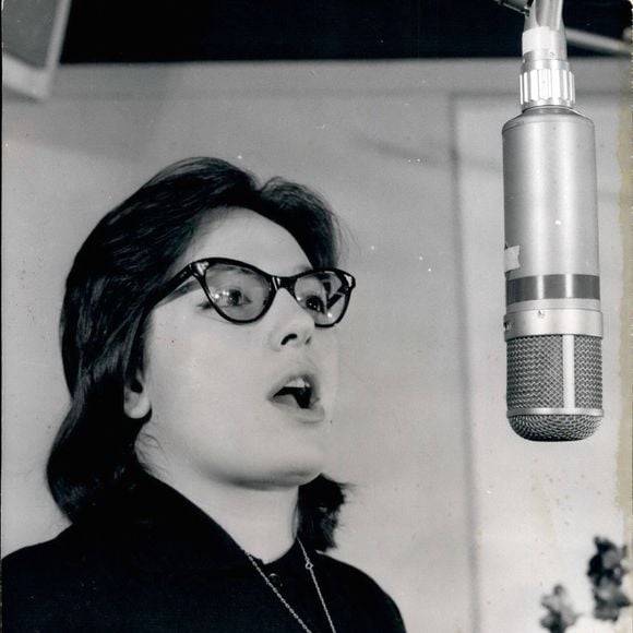 2 février 1961 - Nana Mouskouri chantant pour la première fois une chanson en français qui a fait un tabac à Paris.  ( Keystone Press Agency/ZUMA Press Wire)