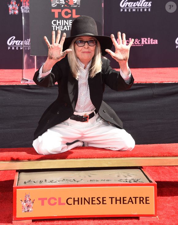 Diane Keaton arrive à la cérémonie des empreintes de mains et de pieds de Diane Keaton au TCL Chinese Theatre le 11 août 2022 à Hollywood, Californie.
 Photo par Janet Gough / AFF/ABACAPRESS.COM