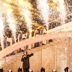 La chanteuse Nana Mouskouri avec les " Voix d'Or du Gospel " lors de l'émission télévisée " Hit Champions - Grande fête des meilleurs " au Vélodrome de Berlin, Allemagne, le 7 janvier 2017. Photo : Andreas Lander/dpa Photo by DPA/ABACAPRESS.COM