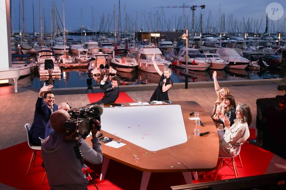 Exclusif - Bertrand Chameroy, Pierre Lescure, Anne-Elisabeth Lemoine, Patrick Cohen, Juliette Armanet, Cécile de France, Amélie Bonnin, sur le plateau de l'émission "C à vous" lors du 78ème Festival International du Film de Cannes, France, le 14 mai 2025. © Jack Tribeca/Bestimage