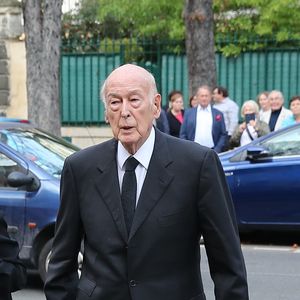 Il s'agit de Valéry Giscard d'Estaing
Valéry Giscard d'Estaing - Obsèques de Liliane Bettencourt en l'église Saint-Pierre de Neuilly-sur-Seine le 26 septembre 2017. AGENCE / BESTIMAGE