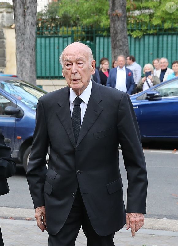 Il s'agit de Valéry Giscard d'Estaing
Valéry Giscard d'Estaing - Obsèques de Liliane Bettencourt en l'église Saint-Pierre de Neuilly-sur-Seine le 26 septembre 2017. AGENCE / BESTIMAGE