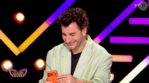 Le public a pu découvrir les premiers costumes : la Chouette, l'Avocat, les Poupées Russes, le Poussin et le Cyborg.Mask Singer 9 : "C'est fini", une règle de dernière minute fait son apparition dès le premier prime de la saison