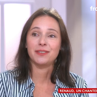 Renaud : Sa fille Lolita Séchan perd pied en évoquant son père, elle en dit plus sur ce qui le tient "vivant"