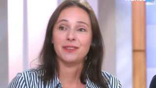 Renaud : Sa fille Lolita Séchan perd pied en évoquant son père, elle en dit plus sur ce qui le tient "vivant"