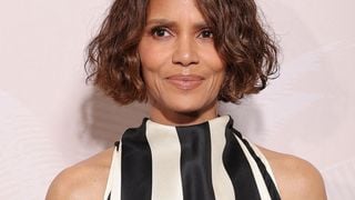 "Je ne m’attendais pas à me sentir mieux à 60 ans qu’à 40" : Halle Berry en grande forme, comment sa vision du bien-être a changé avec l’âge