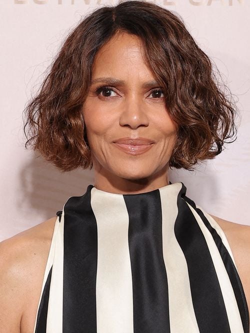 "Je ne m’attendais pas à me sentir mieux à 60 ans qu’à 40" : Halle Berry en grande forme, comment sa vision du bien-être a changé avec l’âge