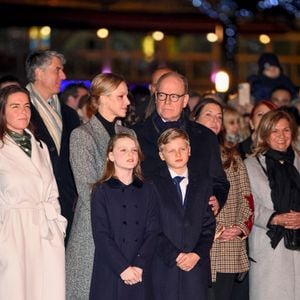 Donatella Knecht de Massy, Le prince Albert II de Monaco, sa femme la princesse Charlene de Monaco, leurs enfants le prince héréditaire Jacques, marquis des Baux, la princesse Gabriella, comtesse de Carladès, et Mélanie de Massy, sont au Quai Antoine 1er au port Hercule pour le traditionel embrasement de la barque et le spectacle de drônes lors de la célébration de la Sainte Dévote à Monaco, le 26 janvier 2026. © Bruno Bebert / Bestimage
