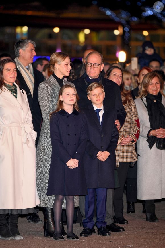 Donatella Knecht de Massy, Le prince Albert II de Monaco, sa femme la princesse Charlene de Monaco, leurs enfants le prince héréditaire Jacques, marquis des Baux, la princesse Gabriella, comtesse de Carladès, et Mélanie de Massy, sont au Quai Antoine 1er au port Hercule pour le traditionel embrasement de la barque et le spectacle de drônes lors de la célébration de la Sainte Dévote à Monaco, le 26 janvier 2026. © Bruno Bebert / Bestimage