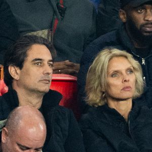 Sylvie Tellier et son mari Laurent Schenten en tribunes lors du match de football Ligue 1 McDonald's opposant le Paris Saint-Germain (PSG) à l'AS Monaco (1-3) au Parc des Princes à Paris, France, le 7 mars 2026. © Cyril Moreau/Bestimage
