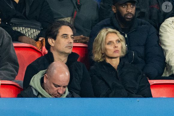 Sylvie Tellier et son mari Laurent Schenten en tribunes lors du match de football Ligue 1 McDonald's opposant le Paris Saint-Germain (PSG) à l'AS Monaco (1-3) au Parc des Princes à Paris, France, le 7 mars 2026. © Cyril Moreau/Bestimage