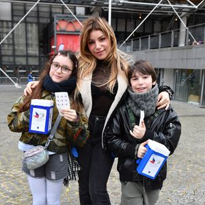 Lola Marois et ses enfants Jules et Bella au lancement national du "Don'actions" pour la campagne de collecte du Secours populaire français à Paris, France, le 14 janvier 2023. © Veeren/Bestimage