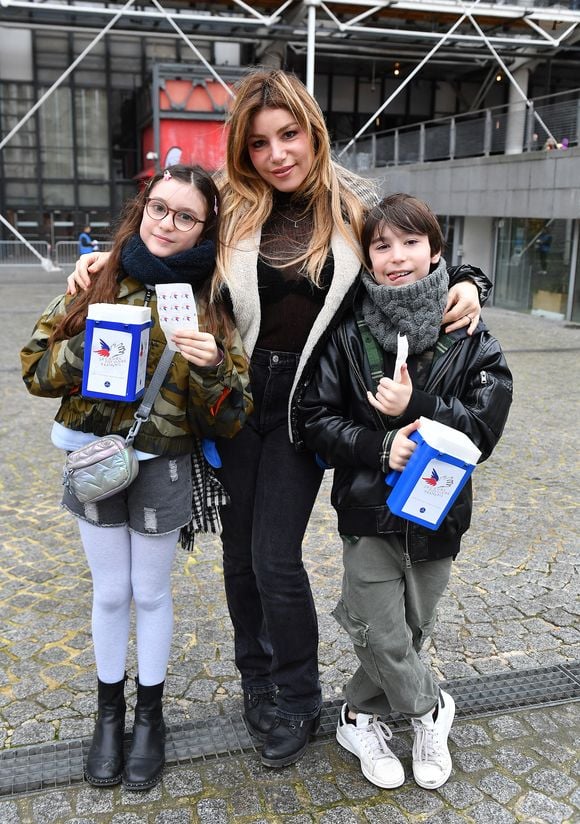 Lola Marois et ses enfants Jules et Bella au lancement national du "Don'actions" pour la campagne de collecte du Secours populaire français à Paris, France, le 14 janvier 2023. © Veeren/Bestimage