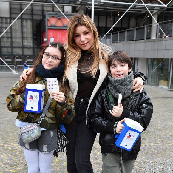 Lola Marois et ses enfants Jules et Bella au lancement national du "Don'actions" pour la campagne de collecte du Secours populaire français à Paris, France, le 14 janvier 2023. © Veeren/Bestimage