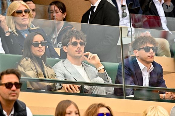 Très attaché à ses fans, Charles Leclerc souhaite proposer des vêtements reflétant son style et sa personnalité.

Charles Leclerc, sa femme Alexandra et Arthur, le frère de Charles - Personnalités à la finale du Rolex Monte-Carlo Masters au Monte-Carlo Country Club de Monaco le 12 avril 2026

© Bruno Bebert / Bestimage