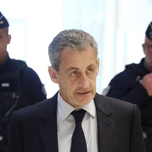C'est un jour sombre pour Nicolas Sarkozy.

Nicolas Sarkozy arrive au tribunal pour les réquisitoires dans le cadre de son procès des soupçons de financement libyen de sa campagne éléctorale de 2007, le 26 mars 2025. 
© Denis Guignebourg / Bestimage