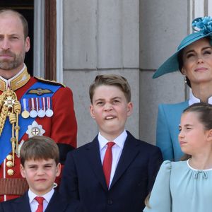 La reine Camilla, le roi Charles, le prince Louis, le prince William, le prince George, la princesse de Galles et la princesse Charlotte apparaissent sur le balcon du palais de Buckingham lors du défilé aérien de la parade de l'anniversaire du roi, Trooping the Colour. © PA Photos/ABACA