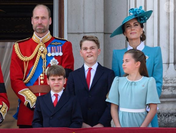 La reine Camilla, le roi Charles, le prince Louis, le prince William, le prince George, la princesse de Galles et la princesse Charlotte apparaissent sur le balcon du palais de Buckingham lors du défilé aérien de la parade de l'anniversaire du roi, Trooping the Colour. © PA Photos/ABACA