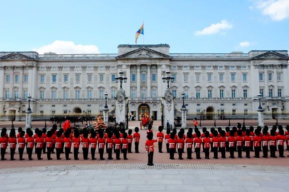 Rendant impossibles les rendez-vous professionnels avec d’autres personnalités politiques sur place.

Illustration - Le couple royal d'Angleterre au départ du palais de Buckingham pour l'ouverture officielle du parlement britannique au palais de Westminster à Londres. Le 17 juillet 2024