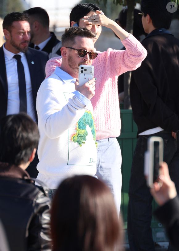 Macaulay Culkin aux arrivées du défilé Christian Dior Collection Femme Prêt-à-Porter Automne/Hiver 2026-2027 lors de la Fashion Week de Paris (PFW) au Jardin des Tuileries, à Paris, France, le 3 mars 2026. © Denis Guignebourg/Bestimage