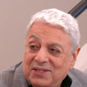 Habitué à aller à Saint-Tropez, où il possède une demeure, Enrico Macias préfère vivre à l’écart de la foule