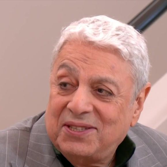 Habitué à aller à Saint-Tropez, où il possède une demeure, Enrico Macias préfère vivre à l’écart de la foule