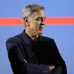 Exclusif - George Clooney inaugure le cinéma "Liberté" en présence du maire de Brignoles, Didier Brémond et le président de Cinéwest, Daniel Taillandier à Brignoles dans le Var le 7 novembre 2024. George Clooney, propriétaire d’un domaine viticole dans la commune, a qualifié le cinéma de « bâtiment extraordinaire ». Et dans ce « bel endroit pour montrer des films », l’acteur-réalisateur engagé a annoncé qu’il organiserait un événement caritatif une fois par an. « On projettera des films, on amènera un tas de gens pour le tapis rouge et récolter de l’argent pour des associations. » © Luc Boutria/Nice-Matin/Bestimage