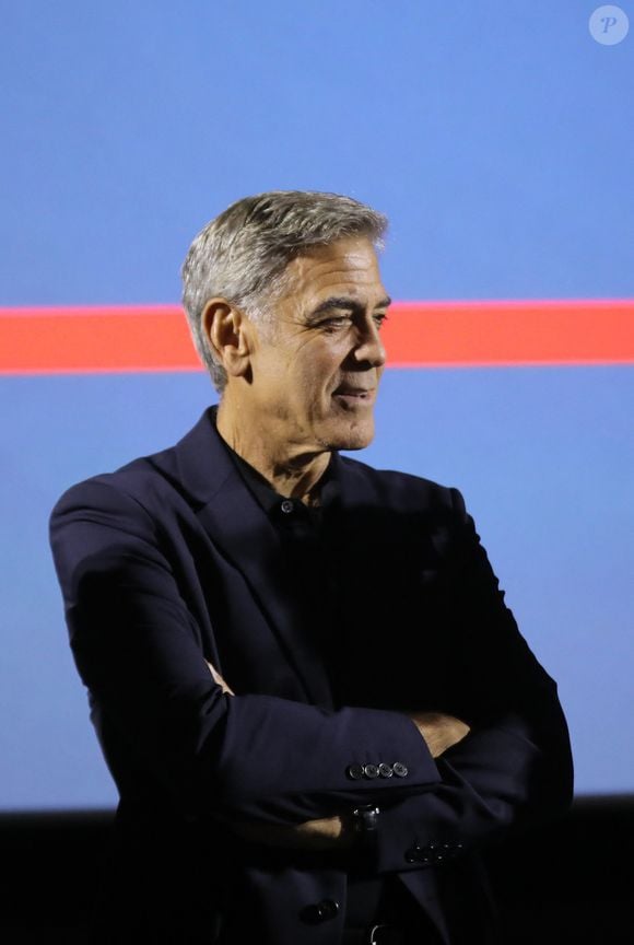 Exclusif - George Clooney inaugure le cinéma "Liberté" en présence du maire de Brignoles, Didier Brémond et le président de Cinéwest, Daniel Taillandier à Brignoles dans le Var le 7 novembre 2024. George Clooney, propriétaire d’un domaine viticole dans la commune, a qualifié le cinéma de « bâtiment extraordinaire ». Et dans ce « bel endroit pour montrer des films », l’acteur-réalisateur engagé a annoncé qu’il organiserait un événement caritatif une fois par an. « On projettera des films, on amènera un tas de gens pour le tapis rouge et récolter de l’argent pour des associations. » © Luc Boutria/Nice-Matin/Bestimage