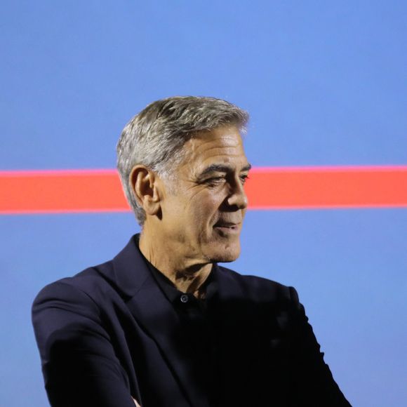 Exclusif - George Clooney inaugure le cinéma "Liberté" en présence du maire de Brignoles, Didier Brémond et le président de Cinéwest, Daniel Taillandier à Brignoles dans le Var le 7 novembre 2024. George Clooney, propriétaire d’un domaine viticole dans la commune, a qualifié le cinéma de « bâtiment extraordinaire ». Et dans ce « bel endroit pour montrer des films », l’acteur-réalisateur engagé a annoncé qu’il organiserait un événement caritatif une fois par an. « On projettera des films, on amènera un tas de gens pour le tapis rouge et récolter de l’argent pour des associations. » © Luc Boutria/Nice-Matin/Bestimage
