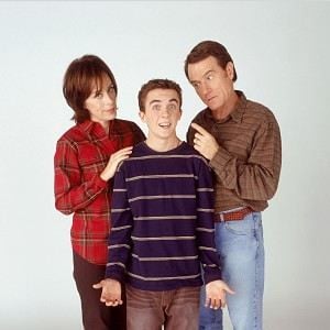 Frankie Muniz entre ses parents de fiction, Jane Kaczmarek et Bryan Cranston, dans la série Malcolm, 2000-2006.