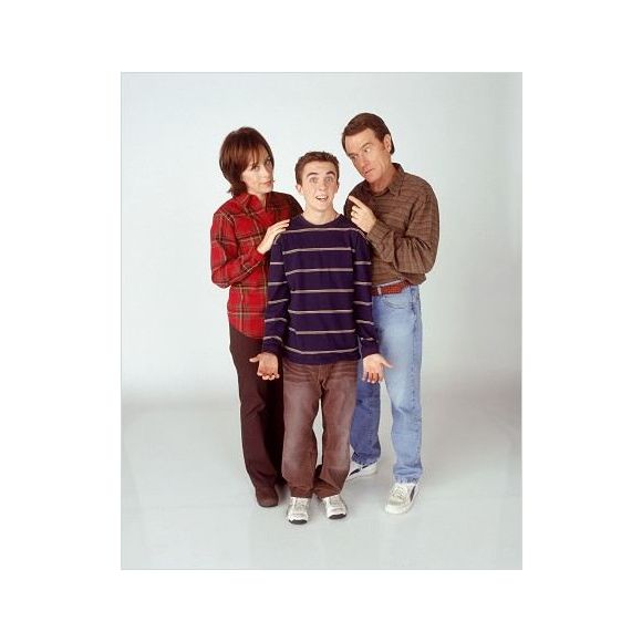 Frankie Muniz entre ses parents de fiction, Jane Kaczmarek et Bryan Cranston, dans la série Malcolm, 2000-2006.