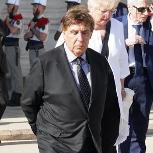 Très apprécié par ses voisins, ils protègent même l'animateur si des curieux tentent de connaitre son adresse. "Quand des gens de passage demandent où j'habite… les voisins disent qu'ils n'en savent rien", s'amuse-t-il.

Jean-Pierre Foucault - Obsèques de l'ancien maire de Marseille Jean-Claude Gaudin à la cathédrale Sainte-Marie major de Marseille, France, le 23 mai 2024. © Jean-René Santini/Bestimage