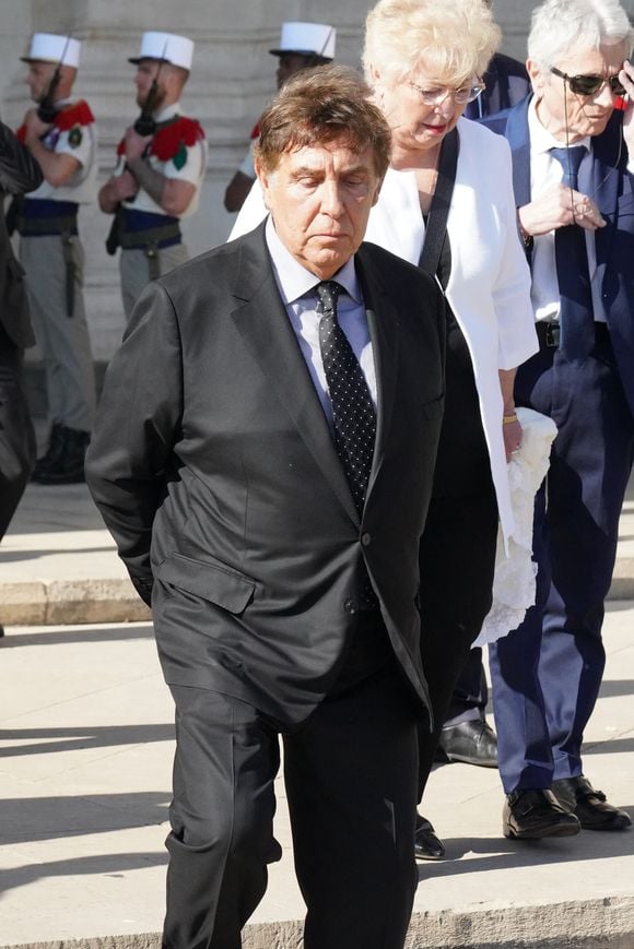 Très apprécié par ses voisins, ils protègent même l'animateur si des curieux tentent de connaitre son adresse. "Quand des gens de passage demandent où j'habite… les voisins disent qu'ils n'en savent rien", s'amuse-t-il.

Jean-Pierre Foucault - Obsèques de l'ancien maire de Marseille Jean-Claude Gaudin à la cathédrale Sainte-Marie major de Marseille, France, le 23 mai 2024. © Jean-René Santini/Bestimage