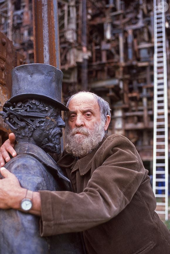 Des années plus tard, il a ainsi créé la statuette que l'on connaît aujourd'hui : une emblématique compression de bronze mesurant 30 centimètres.

Photo d'archive, datée de 1988, du sculpteur français César Baldaccini (1921-1998) dans sa fonderie en Normandie, France. Photo par Pascal Baril/ABACAPRESS.COM